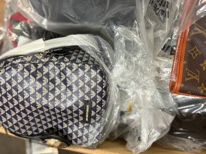 28 € par pièce – Sacs et sacs à dos de marque en lot mixte (50 pièces, retours catégori...)