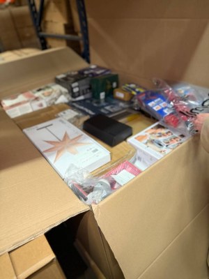 353 € – Palette MIX avec produits techniques, ménagers et pour enfants, retours clients...