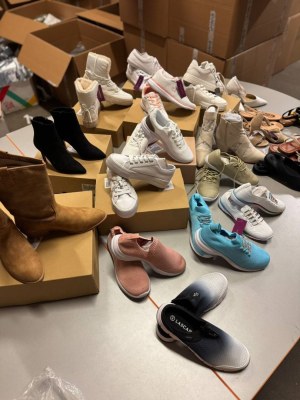 À partir de 7,50 € par paire – 854 paires de chaussures femme en stock, baskets et chaussures de...