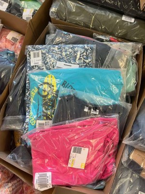 Vêtements disponibles en stock en Allemagne – Pour femmes et hommes, prêts à être expéd...