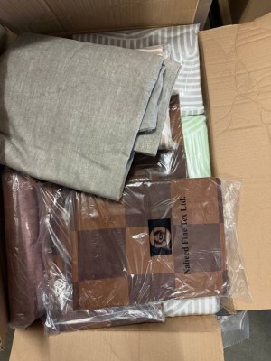 450 € — Stock de textiles de maison mix, lot n° 26 : 90 nouveaux échantillons, peignoir...