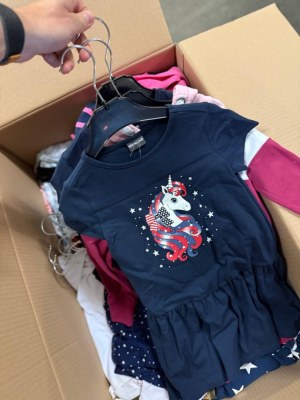 530 € – Lot n°1 : 212 pièces de vêtements pour enfants mixte, catégorie A, neufs sans...