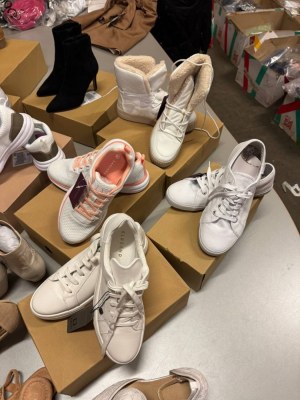 À partir de 7,50 € par paire – 854 paires de chaussures femme en stock, baskets et chaussures de...