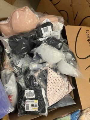 Vêtements en stock en Allemagne – Pour femmes et hommes, prêts pour une expédition immé...