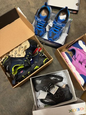 8 € par paire – Lot mixte de chaussures pour enfants de marques (à partir de 50 paires...)