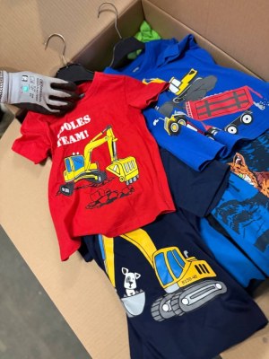 530 € – Lot n°1 : 212 pièces de vêtements pour enfants mixte, catégorie A, neufs sans...