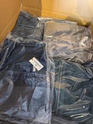 1.038,00 € – Lot de 346 pièces de vêtements homme sans étiquettes : pantalons, chemises...