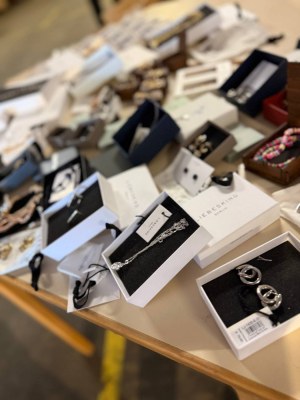 À partir de 5,50 € – Mix de bijoux catégorie A : articles neufs et emballés – colliers...