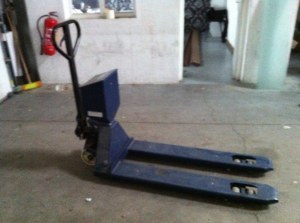 TRANSPALETTE MANUELLE AVEC BALANCE POIDS