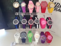 Lot de 90 montres + accessoires de présentation