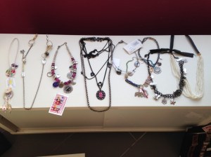 50 colliers + accesoires présentation