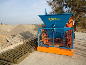 Pondeuse a parpaing semi-automatique