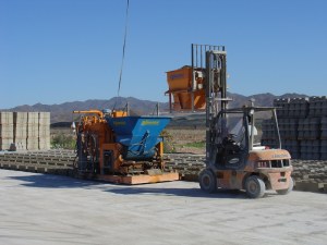 Pondeuse a parpaing semi-automatique