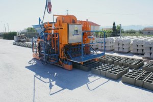 Pondeuse a parpaing semi-automatique