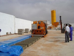 Pondeuse a parpaing semi-automatique