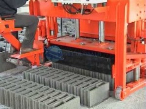 Machine de parpaing OTT4.1s brique agglos bloc beton pave bordure en TURQUIE