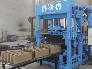 Machine a brique semi-automatique AGB 5.1