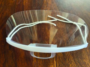 Masque transparent attache au menton