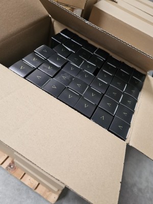 GROS LOT COSMÉTIQUE – PRIX SACRIFIÉ – IDÉAL REVENDEURS / MARCHÉS / BARBIERS