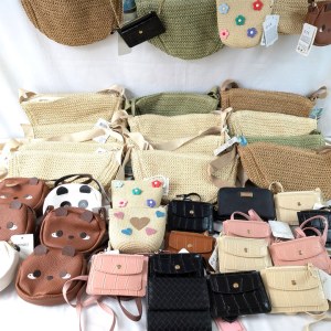 39 Articles de maroquinerie Sac à main - Porte-Carte Femme et Enfant