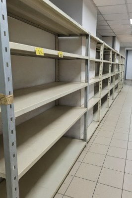 50 mètres linéaires de rayonnage de boutique