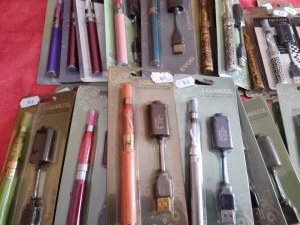 Lot de cigarettes électroniques plus accessoires