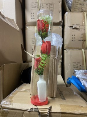 DESTOCKAGE : ROSES ARTIFICIELLES EN TUBE AVEC VASE – 1 200 PIÈCES
