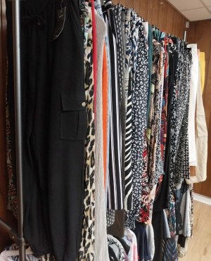 Lot +60 pantalons femme – Seconde main classe Premium – 3 € pièce – 180 € le lot