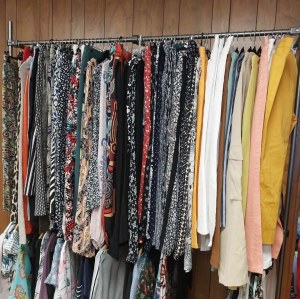 Lot +60 pantalons femme – Seconde main classe Premium – 3 € pièce – 180 € le lot