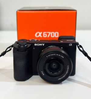 Boîtier Sony A6700 + objectif 16-50 mm Oss neuf
