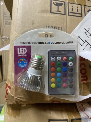 DESTOCKAGE : SPOTS LED COULEURS AVEC TÉLÉCOMMANDE – 900 PIÈCES