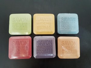 Lot de 7488 savons 80 g cellophané, étiquette réglementaire en 6 senteurs