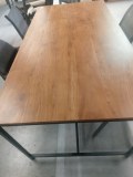 Table à diner en bois massif d'acacia, grande marque "Viala"-. Pieds en métal. Dimensio...