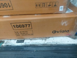 Table à diner en bois massif d'acacia, grande marque "Viala"-. Pieds en métal. Dimensio...