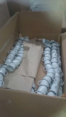 VENTE LOT D'ASSIETTES EST TASSES EN PORCELAINE