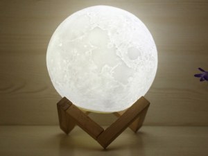 Lampe veilleuse lune - 2 températures d’éclairage - Socle en bois - Batterie rechargeable