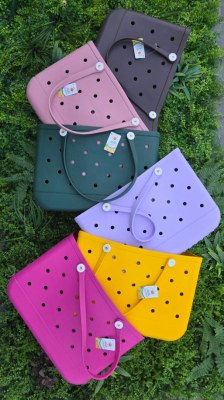 LOT DE 998 SACS DE PLAGE EVA IMPERMÉABLES – S / M / L – 9 500 € LE LOT (9,52€/u)