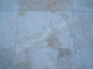 Carrelage travertin clair 40x60x1,5 cm rustique