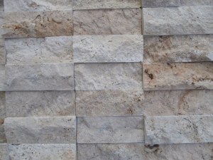 Travertin Beige Parement 5x15 cm Épaisseur : 3 cm Qualité : 1'er Choix Finition : Éclaté