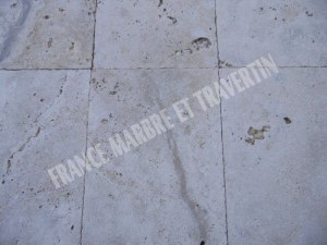Carrelage travertin beige nuancé sablé grenaillé 40x60x3 cm rustique