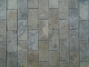 Travertin Silver Mosaïque 4,8x10 cm Qualité : Rustique Finition : Antique & Vieilli