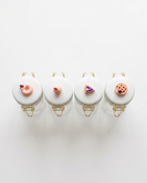 DESTOCKAGE : PETITES VERRINES DÉCORATIVES PÂTISSERIES – 1 212 PIÈCES
