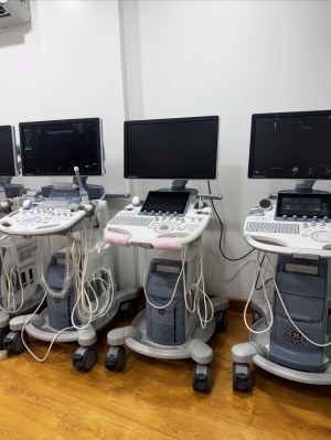 Appareils d'échographie, matériel chirurgical, électrocardiographes, gants, appareils d'anesthési...