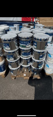 Important lot de bases et colorants, peinture pour professionnels