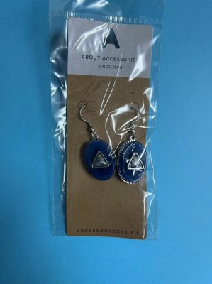 Lots de Bijoux .  Prix public de 12.95€ et 35€.  Plusieurs références : Pendentifs...