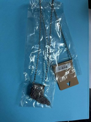 Lots de Bijoux .  Prix public de 12.95€ et 35€.  Plusieurs références : Pendentifs...