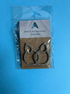 Lots de Bijoux .  Prix public de 12.95€ et 35€.  Plusieurs références : Pendentifs...