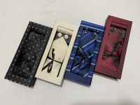 Cravates avec boîtes assorties