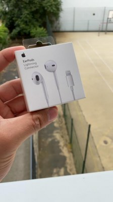 LOT DE LCD, BATTERIES, VITRES ARRIERES, CHASSIS, ECOUTEUR IPHONE