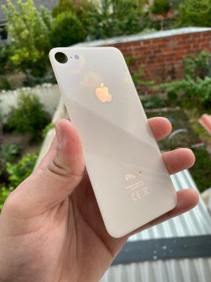 LOT DE LCD, BATTERIES, VITRES ARRIERES, CHASSIS, ECOUTEUR IPHONE